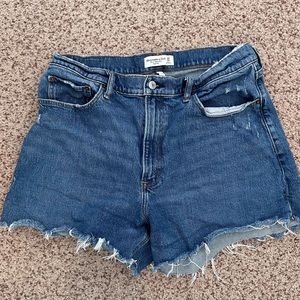 EUC Abercrombie and Fitch The 4" Mom Short High Rise